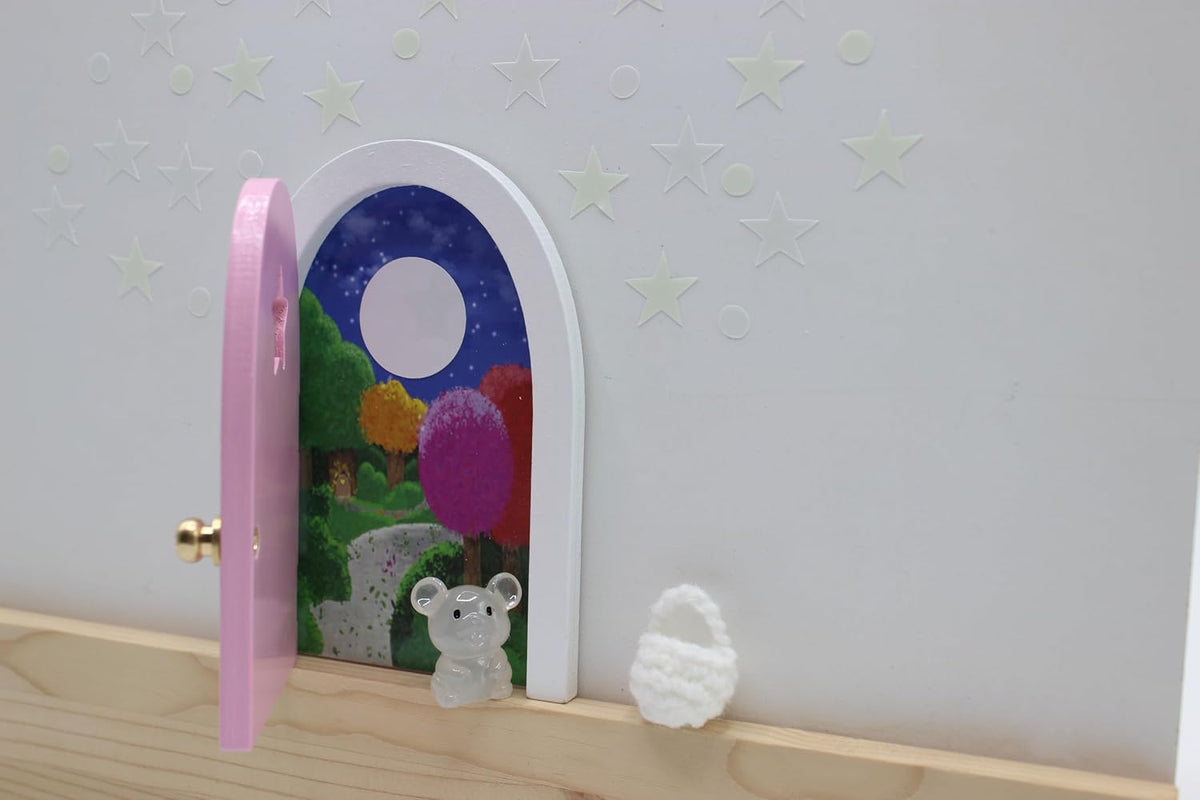 Qué Kawaii® Magical Pérez Mouse kit. Door that Opens and Shines in THE Dark Wooden Door and+Crochet Bag+Stars+Little Mouse that Glows in the Dark+6 certificates in Spanish (ROSA/Pink)