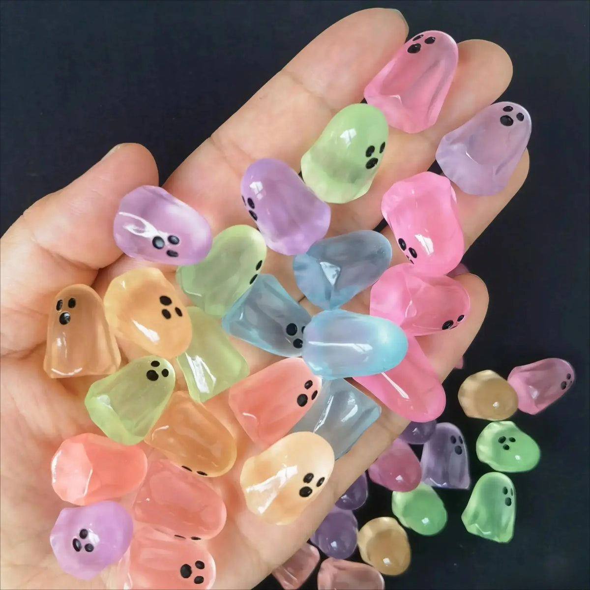 30Pcs Glow In The Dark Resin Ghost Charms, Spooky Light Up DIY Bag Decorations, Versatile Luggage Ornament Accessories, Perfect Handmade Supply for Halloween Decor & Holiday Gift Making